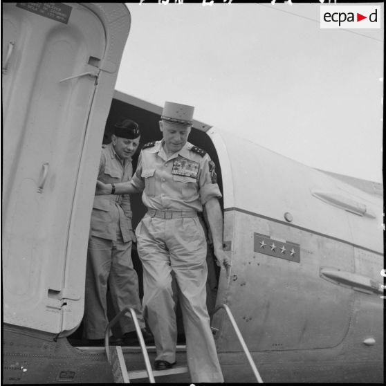 Le général Salan arrive par avion sur la base aérienne de Bach Mai.