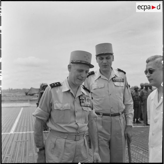 Le général Salan sur la base aérienne de Bach Mai.