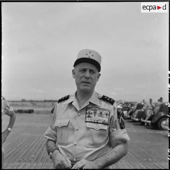 Portrait du général Salan sur la base aérienne de Bach Mai.