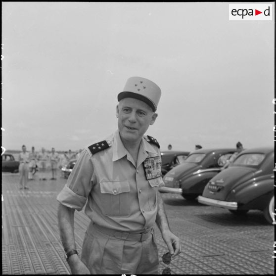 Portrait du général Salan sur la base aérienne de Bach Mai.