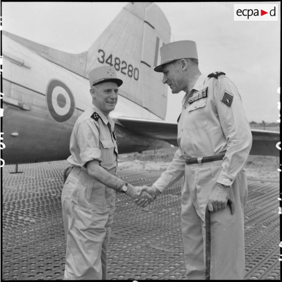 Le général Cogny (à droite), commandant en chef des FTNV (forces terrestres du Nord-Vietnam), accueille le général Salan sur la base aérienne de Bach Mai.