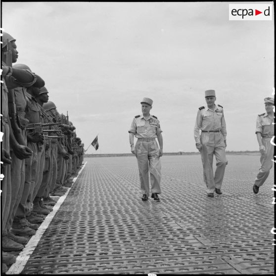 Sur la base aérienne de Bach Mai, le général Cogny , commandant en chef des FTNV (forces terrestres du Nord-Vietnam), et le général Salan (au centre) passent les troupes en revue.
