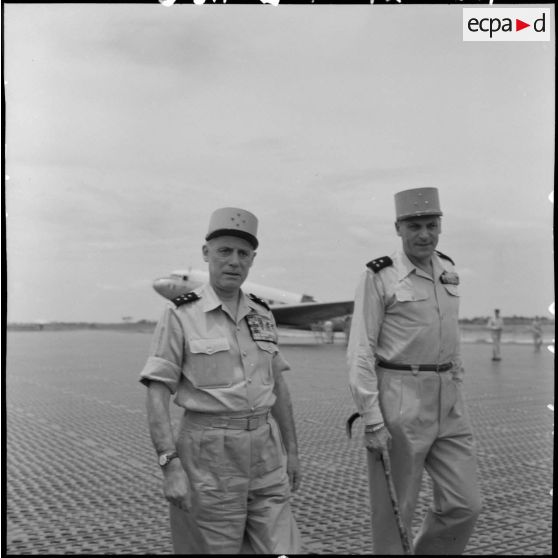 Le général Salan et le général Cogny (à droite), commandant en chef des FTNV (forces terrestres du Nord-Vietnam), sur la base aérienne de Bach Mai.