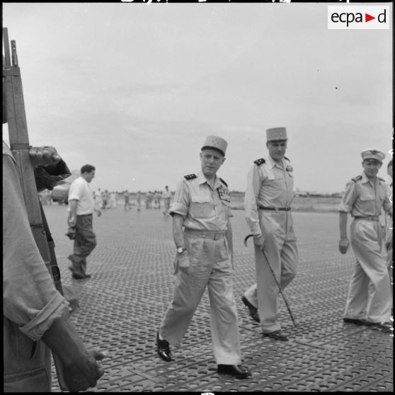 Sur la base aérienne de Bach Mai, le général Cogny, commandant en chef des FTNV (forces terrestres du Nord-Vietnam), et le général Salan (au centre) passent les troupes en revue.