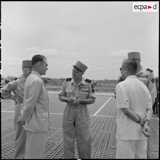 Le général Salan s'entretient avec les autorités.