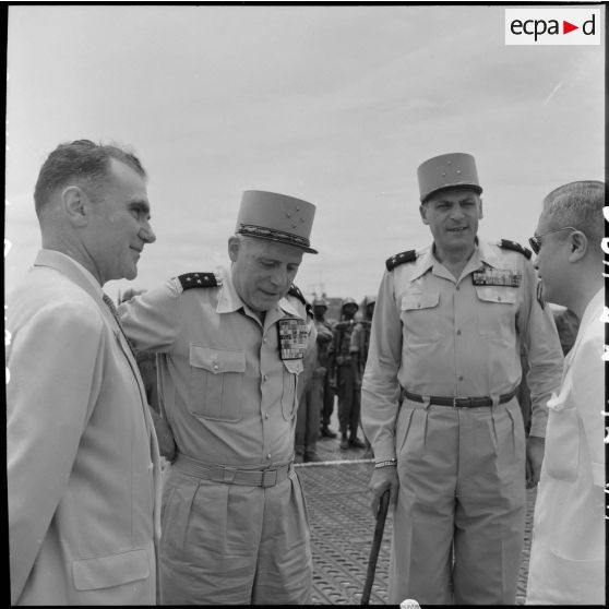 Le général Salan s'entretient avec les autorités.