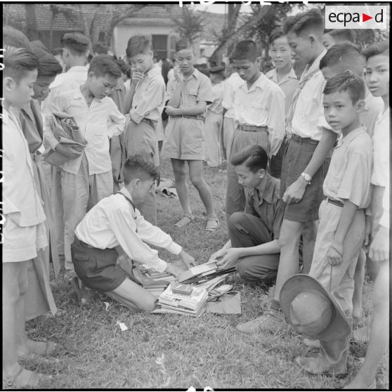 Des enfants comparent leurs prix reçus des frères rédemptoristes.