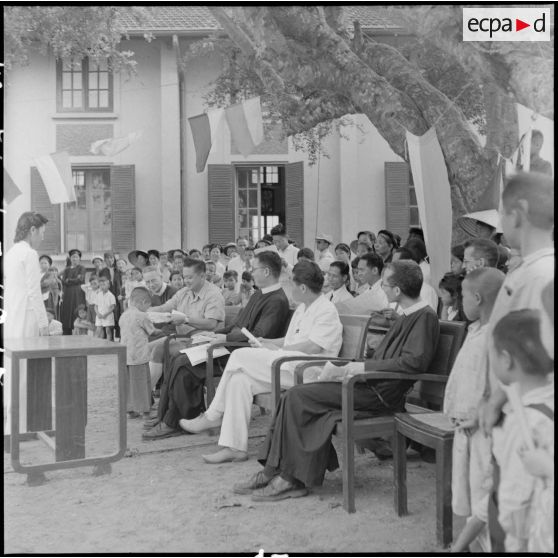 Remise de prix à un jeune enfant.