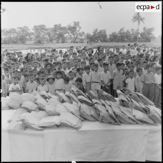 Enfants regardant les prix attribués par la congrégation des frères rédemptoristes.