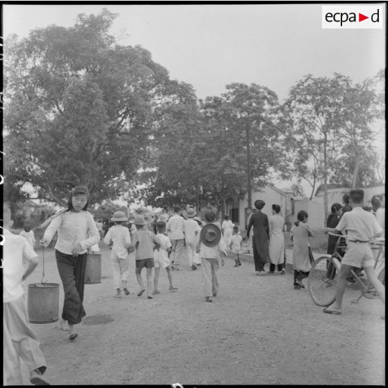 Foule dans une allée le jour de la distribution des prix chez les frères rédemptoristes.