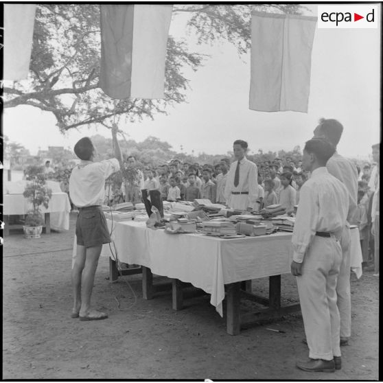 Enfants autour de la table des prix de la congrégation des frères rédemptoristes.