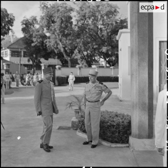Le général Ely (à gauche), commandant en chef en Indochine, arrive à la Maison de France.