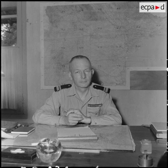 Officier supérieur dans un bureau.