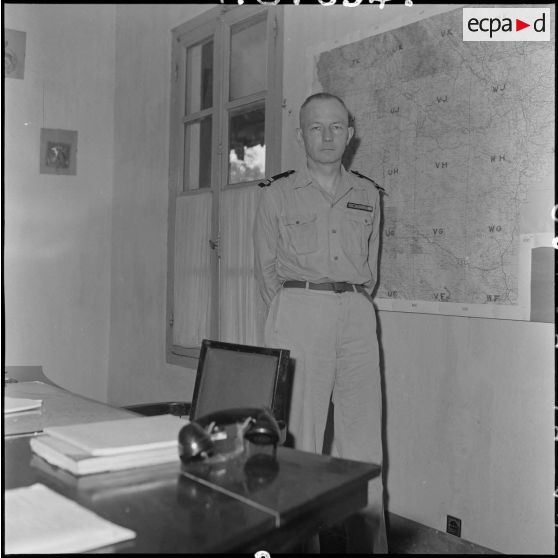 Officier supérieur dans un bureau.