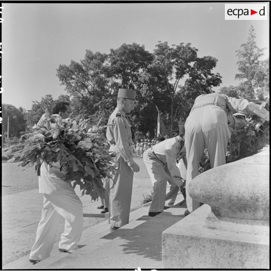 Dépôt de gerbes de fleurs au pied du monument aux morts lors de la commémoration de l'appel du 18 juin à Hanoï.