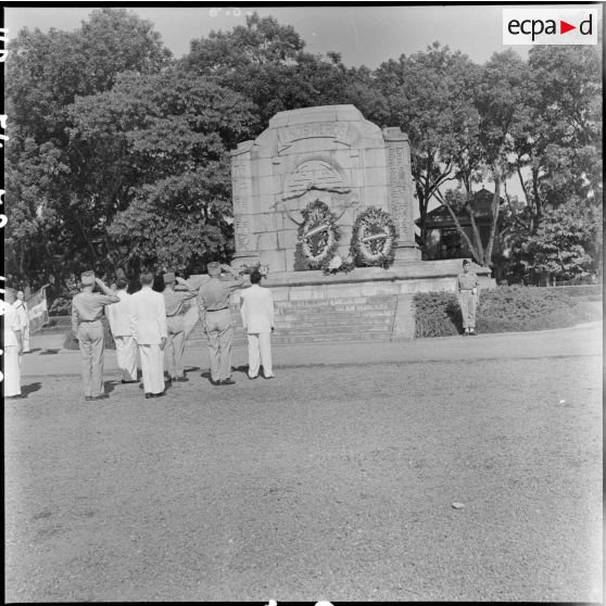 Personnalités civiles et militaires devant le monument aux morts lors de la commémoration de l'appel du 18 juin à Hanoï.