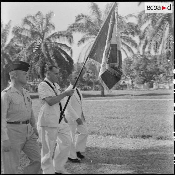 Un officier et un porte-drapeau lors de la commémoration de l'appel du 18 juin à Hanoï.