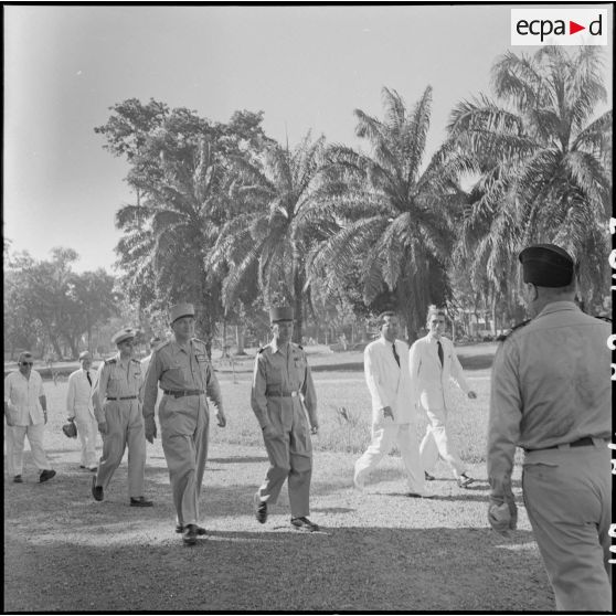 Personnalités civiles et militaires participant à la commémoration de l'appel du 18 juin à Hanoï.