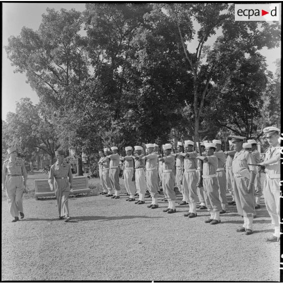 Lors de la commémoration de l'appel du 18 juin à Hanoï, un détachement de l'armée de l'Air rend les honneurs aux autorités militaires.