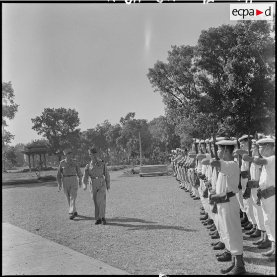 Lors de la commémoration de l'appel du 18 juin à Hanoï, un détachement de l'armée de l'Air rend les honneurs aux autorités militaires.