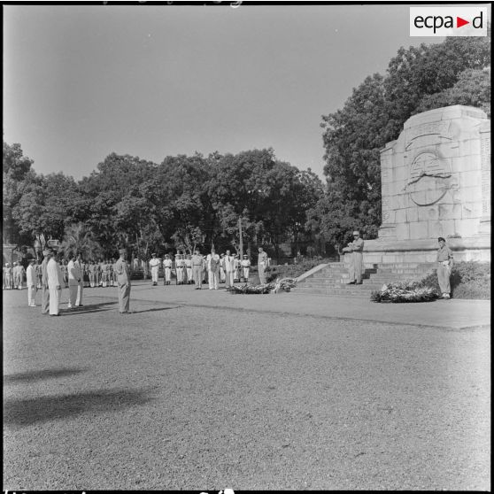 Personnalités civiles et militaires devant le monument aux morts lors de la commémoration de l'appel du 18 juin à Hanoï.