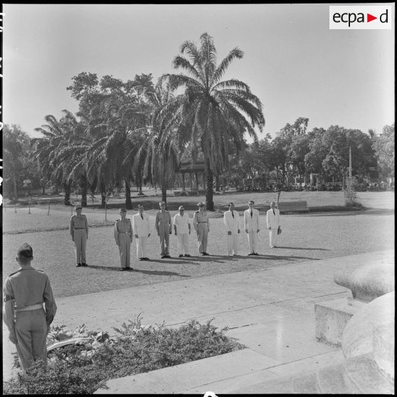 Personnalités civiles et militaires devant le monument aux morts lors de la commémoration de l'appel du 18 juin à Hanoï.