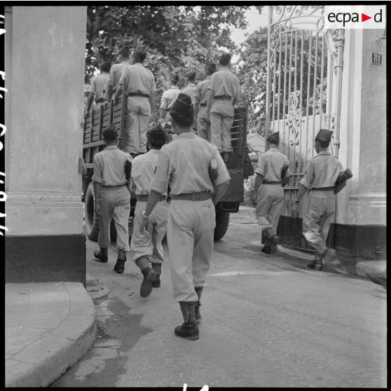 Le convoi funéraire des obsèques du capitaine Verdier franchit la porte du cimetière.