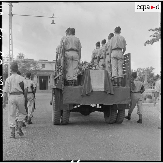 Véhicule sanitaire transportant le cercueil du capitaine Verdier.
