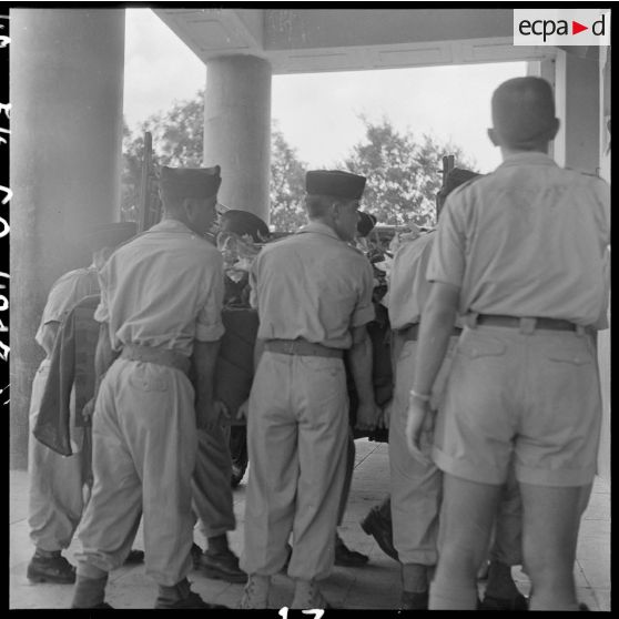 Des soldat transportent le cercueil du capitaine Verdier.