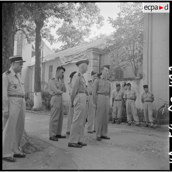 Officiers et soldats venus aux obsèques du capitaine Verdier.