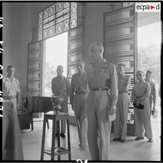 Un militaire bénit le cercueil du capitaine Verdier.