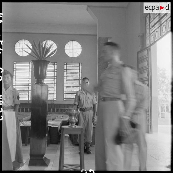 Un militaire bénit le cercueil du capitaine Verdier.