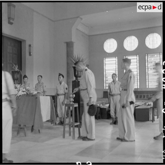 Un militaire bénit le cercueil du capitaine Verdier.