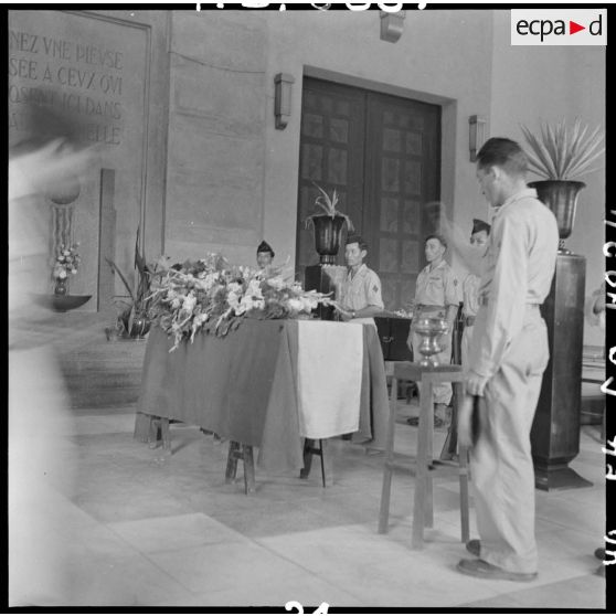 Un militaire bénit le cercueil du capitaine Verdier.