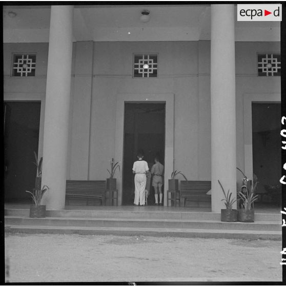 L'entrée de chapelle de l'hôpital militaire Lanessan au cours des obsèques du capitaine Verdier.