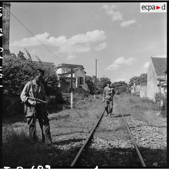 Deux parachutistes continuent de garder un point sensible après le cessez-le-feu.