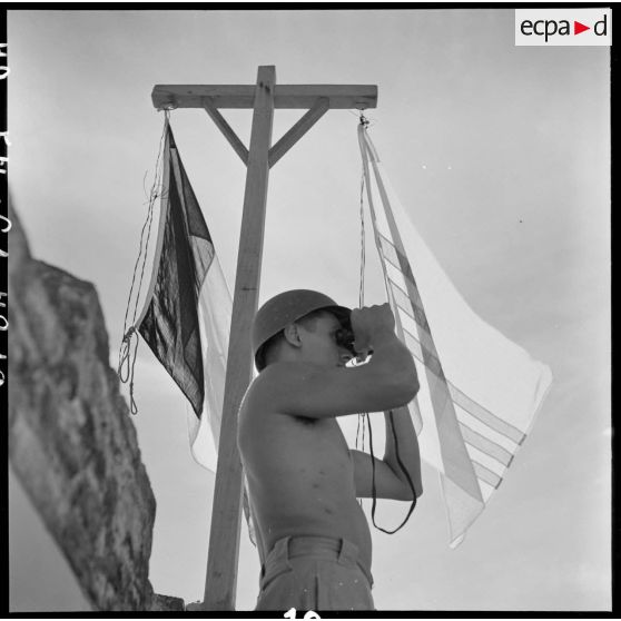 Soldat à un poste de surveillance après l'application du cessez-le-feu.