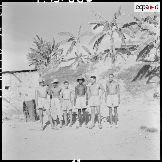 Portrait de groupe de soldats des troupes coloniales après l'application du cessez-le-feu.