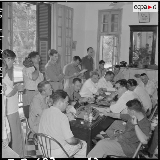 Correspondants et opérateurs du SPI (Service presse information) réunis autour d'une table le jour de l'application du cessez-le-feu.