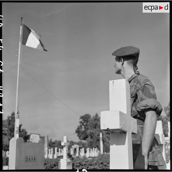 Après l'application du cessez-le-feu, ce soldat des troupes coloniales se recueille au cimetière.