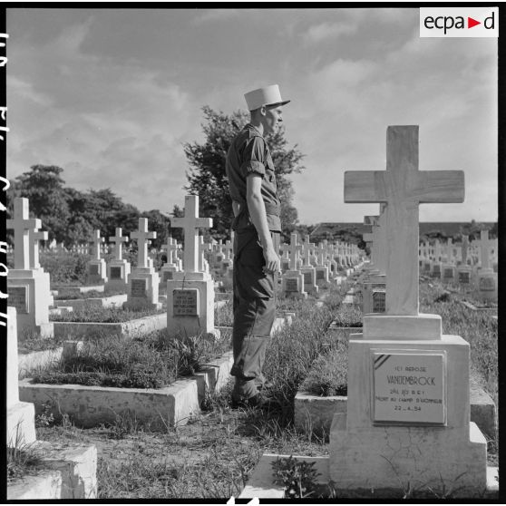 Après l'application du cessez-le-feu, ce soldat se recueille au cimetière.