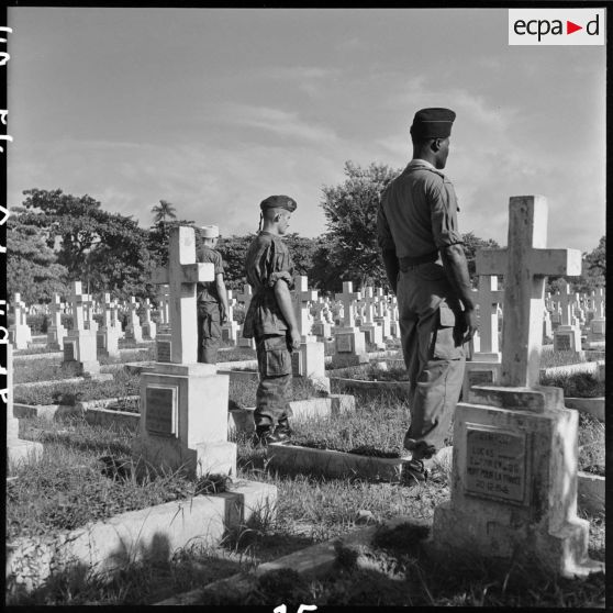 Après l'application du cessez-le-feu, ces soldats se recueillent sur les tombes de leurs camarades au cimetière.