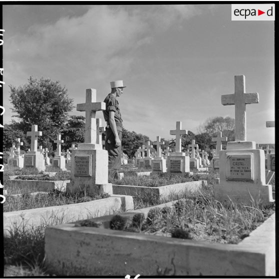 Après l'application du cessez-le-feu, ce soldat se recueille au cimetière.