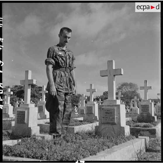 Après l'application du cessez-le-feu, ce soldat des troupes coloniales se recueille au cimetière.