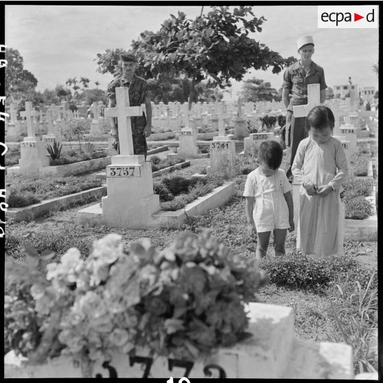 Après l'application du cessez-le-feu, des enfants et des soldats se recueillent au cimetière.