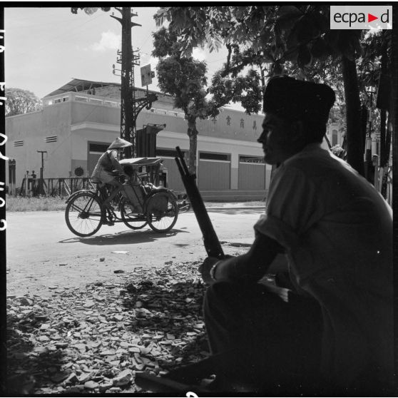 Après l'application du cessez-le-feu, ce soldat des troupes coloniales continue de surveiller un point sensible de la ville d'Hanoï.