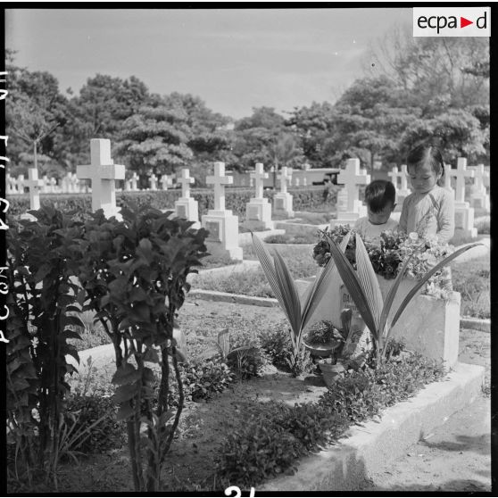 Après l'application du cessez-le-feu, ce soldat des troupes coloniales se recueille au cimetière.