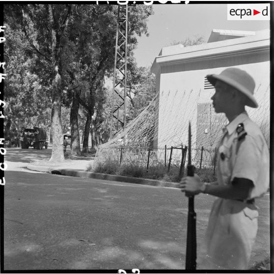 Un officier surveillant une rue d'Hanoï après l'application du cessez-le-feu.