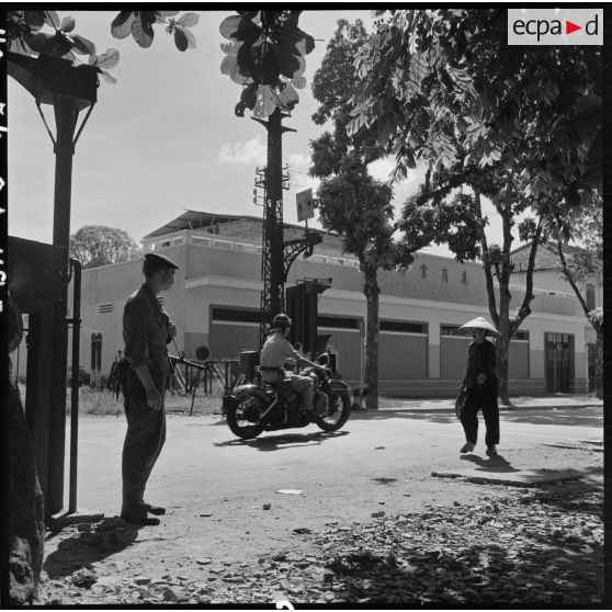 Après l'application du cessez-le-feu, ce soldat des troupes coloniales continue de surveiller un point sensible de la ville d'Hanoï.