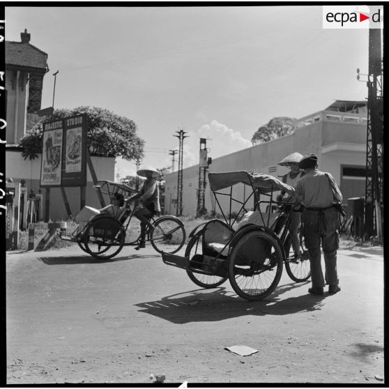 Après l'application du cessez-le-feu, ce soldat des troupes coloniales continue de surveiller un point sensible de la ville d'Hanoï.